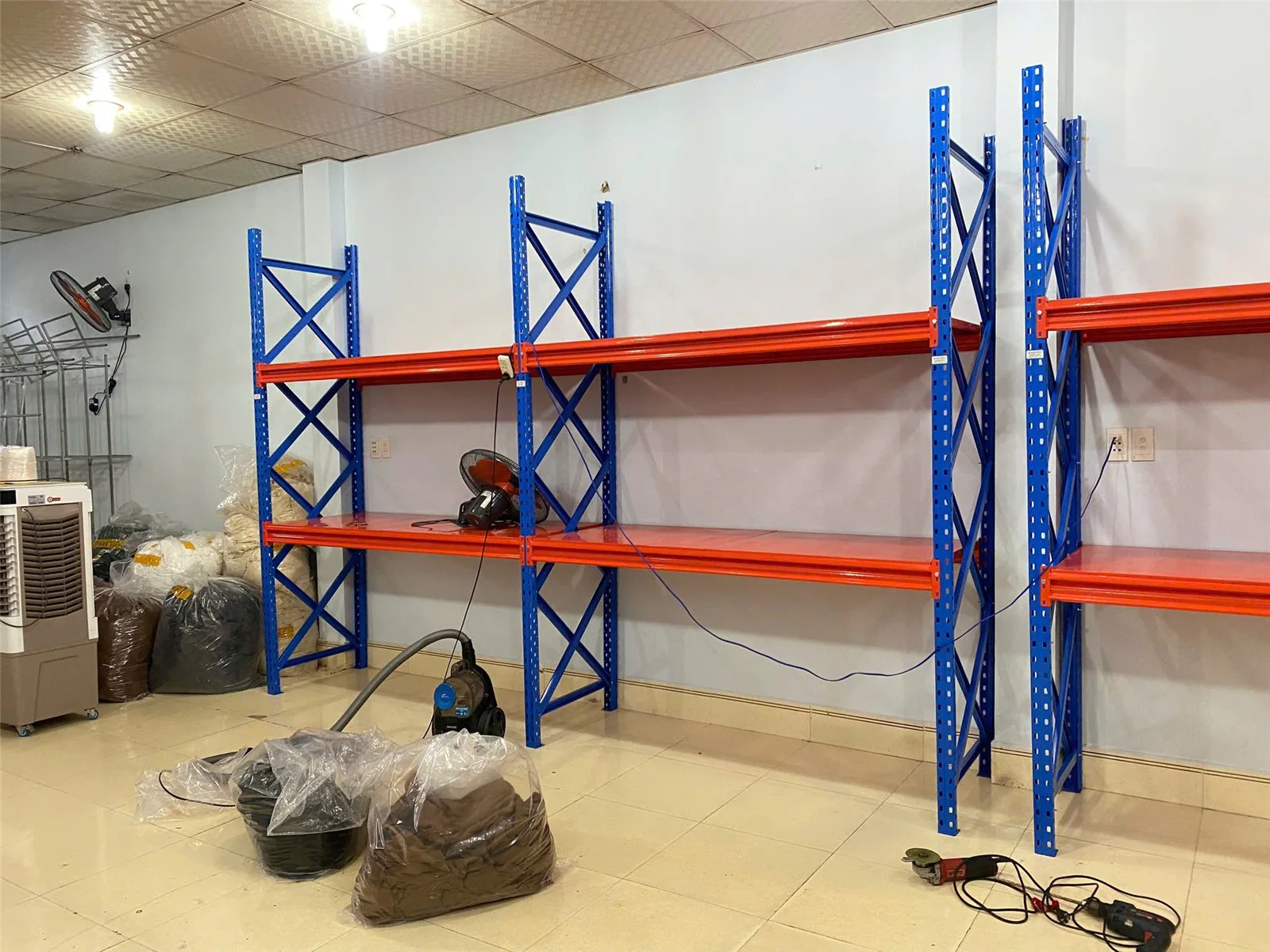 Bố trí hàng hóa nhiều tầng · Kệ trung tải 10